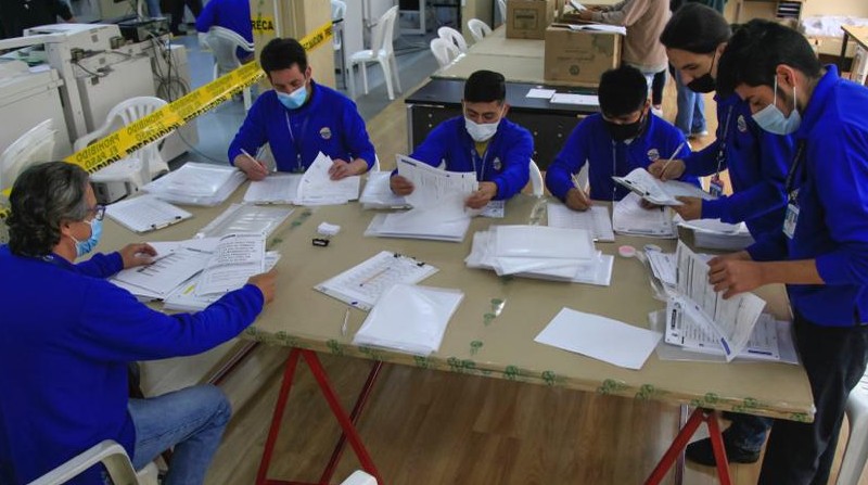 El CNE prepara los kits con las papeletas para la consulta popular, que se realizará a la par de las elecciones seccionales 2023. Foto: Patricio Terán/ EL COMERCIO
