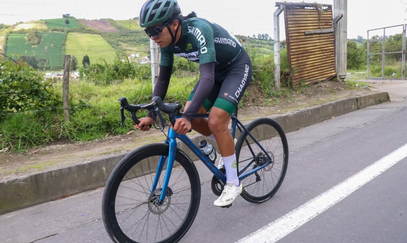 El ciclista ecuatoriano Elvis Cotacachi se entrena el 19 de diciembre de 2022 en Tulcán (Ecuador). Foto: EFE