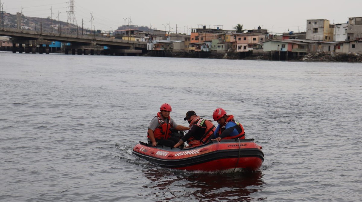 El cuerpo hallado flotando en el estero Salado fue llevado hacia la orilla por personal del Cuerpo de Bomberos. Foto: Archivo/ Cuerpo de Bomberos de Guayaquil