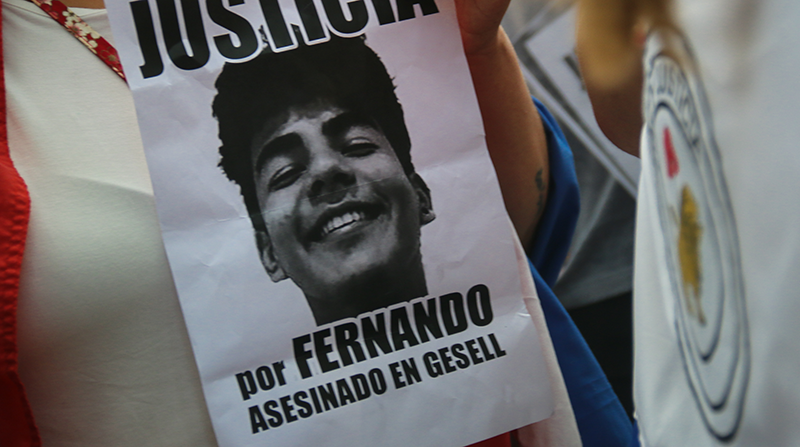 Una persona sostiene una imagen que pide justicia por Fernando Báez Sosa. Foto: EFE