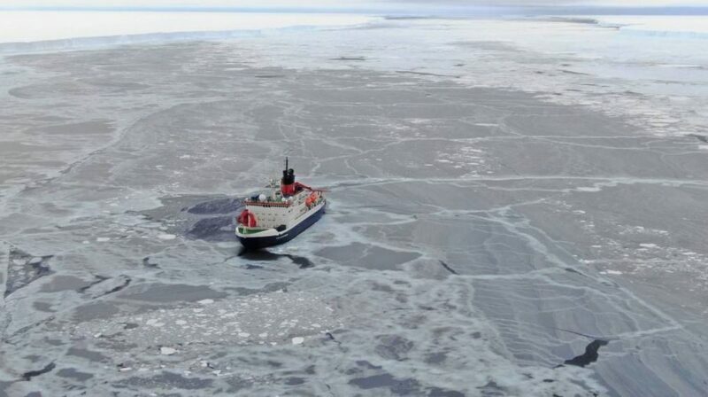 Buque científico atraviesa el hielo marino en la costa antártica. Foto: Europa Press.