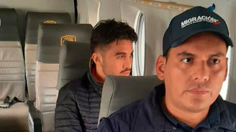 Germán Cáceres cuando era trasladado en un avión de Bogotá a Quito. Foto: Twitter @MinInteriorEc