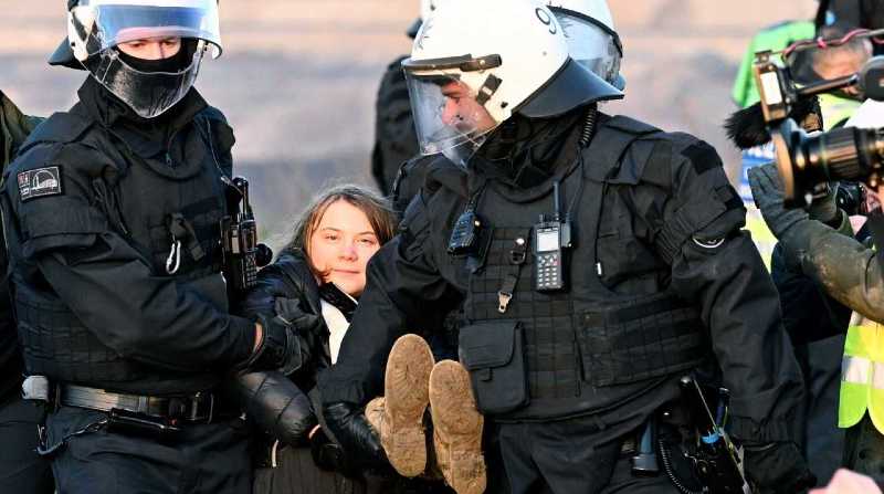 Uniformados de la fuerza pública de Alemania desalojaron a la activista Greta Thunberg de una protesta. Foto: Internet