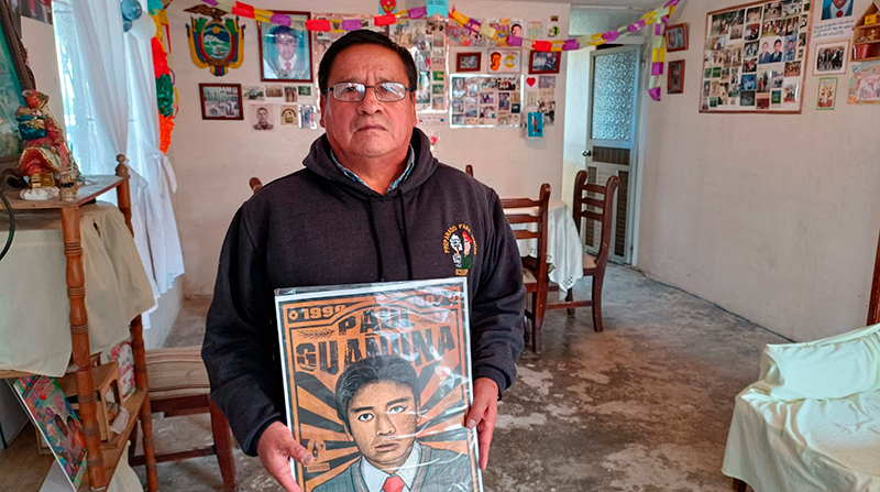 Leonardo Guañuna sostiene un cartel de su hijo, Paúl. Foto: Juan Pinchao / EL COMERCIO