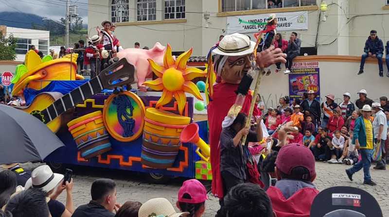 Cientos de ciudadanos y turistas participan de los carnavales de Guaranda. Foto: Cortesía Facebook Municipio