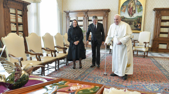 El papa Francisco (D) con el presidente de Ecuador (C), Guillermo Lasso Mendoza, y su esposa en el Vaticano. Foto: EFE