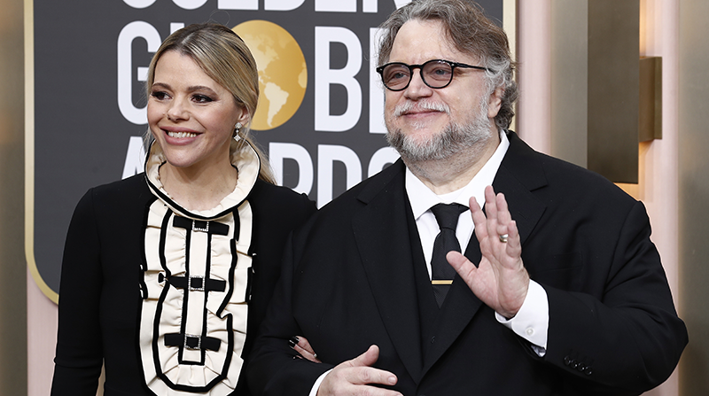 Kim Morgan (i) y Guillermo del Toro (d) fueron registrados este martes, 10 de enero, a su llegada a la alfombra roja de la ceremonia 80 de los Premios Globos de Oro, en Beverly Hills (California, EE.UU.). Foto: EFE