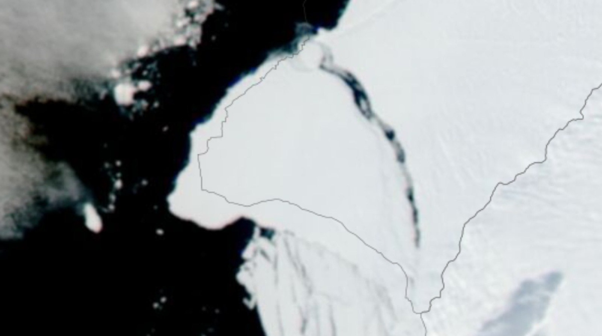 Imagen satelital de la NASA que muestra el enorme iceberg que se desprendió de la plataforma de hielo Brunt en la Antártida. Foto: British Antarctic Survey