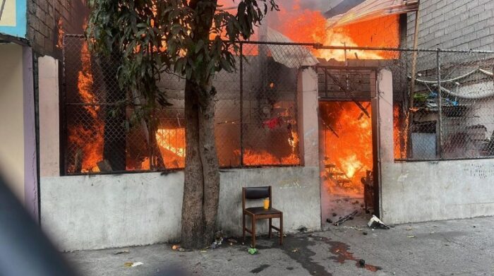 Las llamas destruyeron una casa en Fertisa. Foto: @Cupsfire_gye