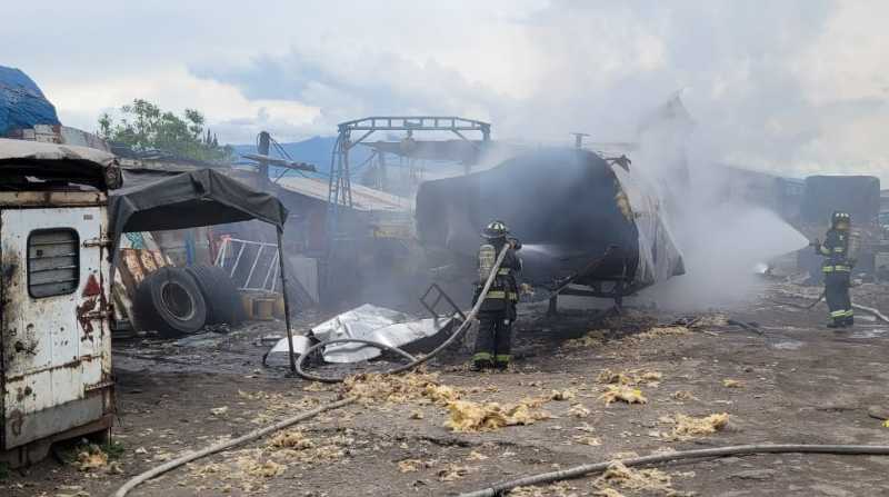Un tanquero vacío se incendió en el sur de Quito. Foto: Cortesía