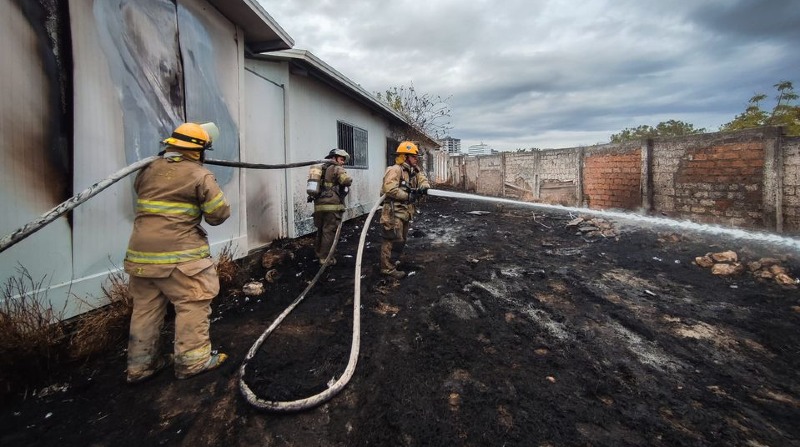 El fuego contaminó tres aulas del centro educativo. Foto: Bomberos Manta