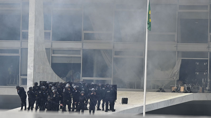 La Policía de Brasil intervino ante los incidentes que protagonizaron los seguidores radicales de Jair Bolsonaro. Foto: EFE