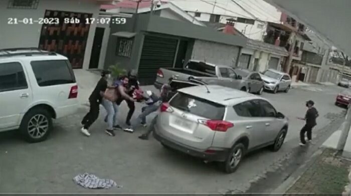 Hombres armados intentaron secuestrar a dos personas en la Alborada, al norte de Guayaquil. Dos agentes frustaron el plagio. Foto: Captura de video
