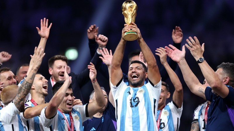 Sergio Agüero levantó la Copa del Mundo con la Selección argentina. Foto: Twitter: Kun Agüero