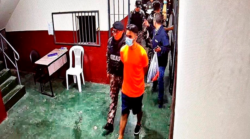 Germán Cáceres ya viste el uniforme de una persona privada de la libertad en la cárcel de La Roca. Foto: TW Guillermo Lasso