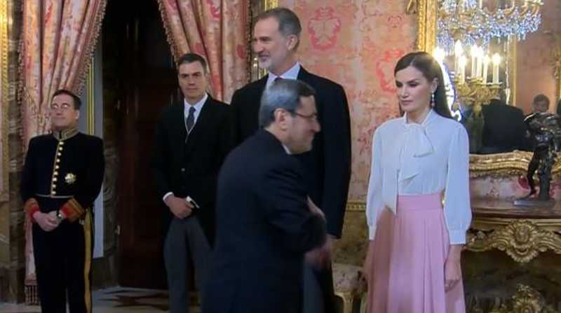 Reina Letizia no fue saludada por el Embajador de Irán. Foto: Internet