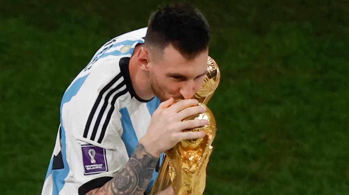 Leo Messi besa el trofeo de la Copa del Mundo conquistado en el Mundial de Qatar 2022. Foto: EFE/ Alberto Estevez
