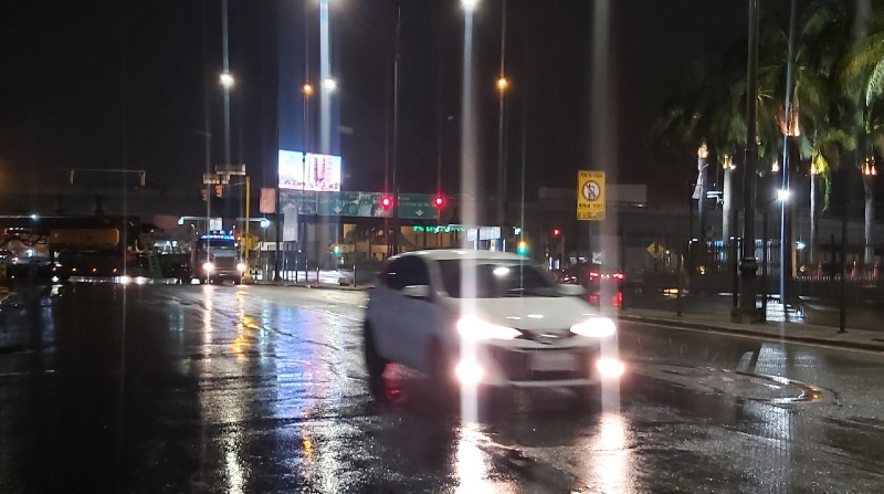 En la av. Francisco de Orellana, norte de Guayaquil, la lluvia cayó hasta cerca de la medianoche, con intensidad leve. Foto: Juan C. Holguín / El Comercio