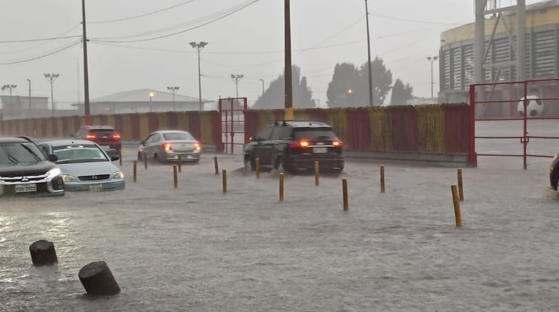 Los autos y motos quedaron atrapados en la inundación que causó una tormenta eléctrica en Quito. Foto: Armando Lara para EL COMERCIO