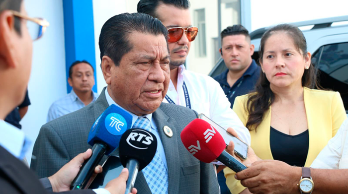 Lorenzo Calvas, gobernador del Guayas, en declaraciones a la prensa sobre los operativos que se realizarán en la provincia. Foto: Twitter @goberguayasec
