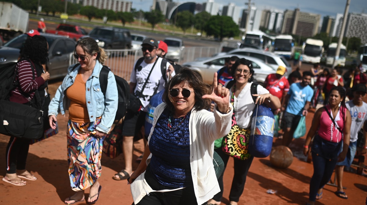 Seguidores del presidente electo de Brasil Luiz Inácio Lula da Silva, llegan a un campamento en el estadio Mané Garrincha para celebrar la posesión presidencial de Lula, en Brasília (Brasil). Foto: EFE