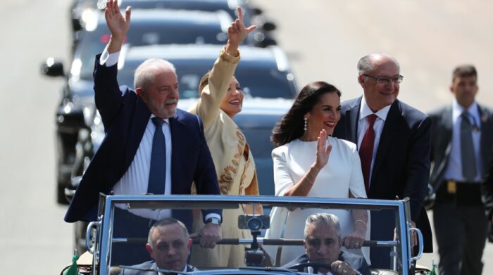 El presidente electo, Luiz Inácio Lula da Silva, junto a la primera dama, Rosángela da Silva (c), realiza un recorrido en coche este 1 de enero de 2023, previo a su investidura, en Brasilia (Brasil). Foto: EFE