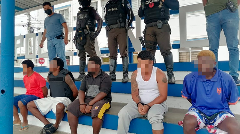 Momento de la detención de los cinco sospechosos de integrar un grupo delictivo en Machala. Foto: Policía Nacional