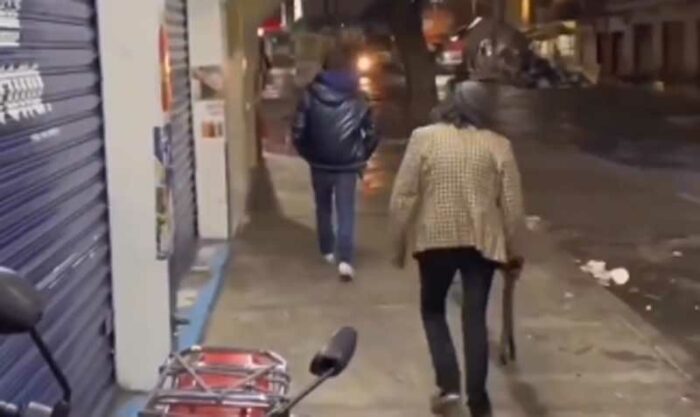 El video fue ampliamente difundido en Instagram y muestra a un joven saliendo de una cantina mientras su madre está detrás con una correa. Foto: Captura de pantalla