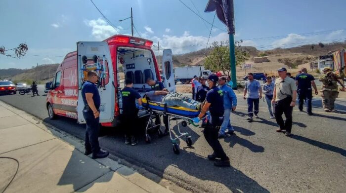 El paciente fue trasladado en una ambulancia hasta una casa de salud. Foto: Bomberos Manta