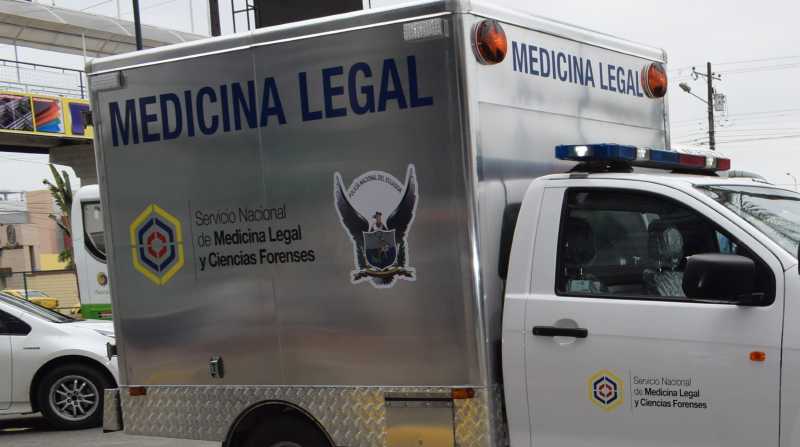 El furgón de Medicina Legal llegó al club para el levantamiento de los cuerpos. Foto: Cortesía