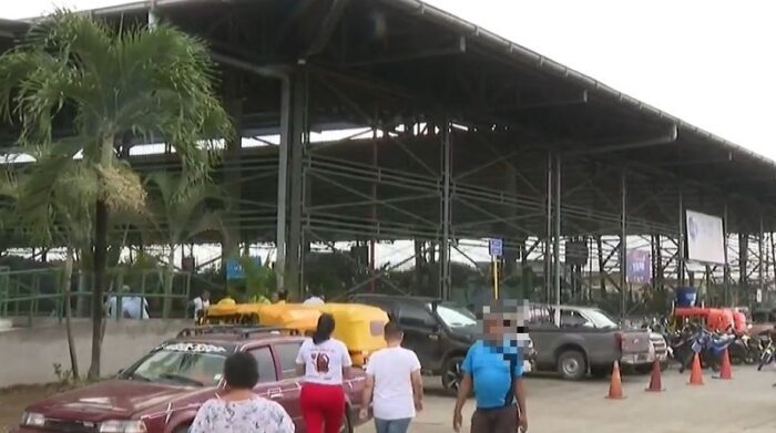 El ataque ocurrió en el mercado municipal de la Casuarina. Foto: Captura video