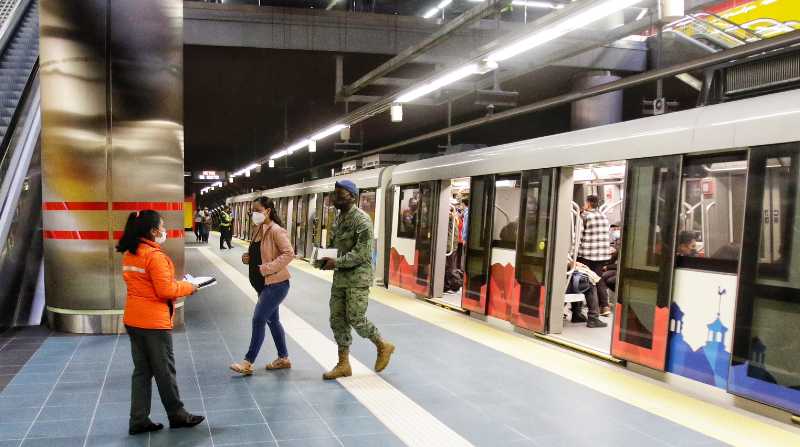 Decenas de usuarios han utilizado los vagones del Metro. Foto: Carlos Noriega / EL COMERCIO