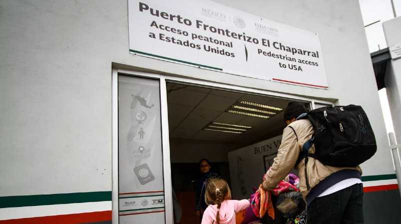 Migrantes latinoamericanos que cruzan la frontera hacia Estados Unidos. Foto: EFE