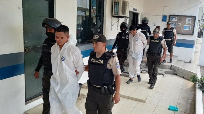 La Fiscalía dispuso el traslado en cadena de custiodia de la vestimenta de los tres sospechosos, para confrontar indicios. Los detenidos fueron trasladados desde Guayaquil a Milagro. Foto: Cortesía Policía Zona 8