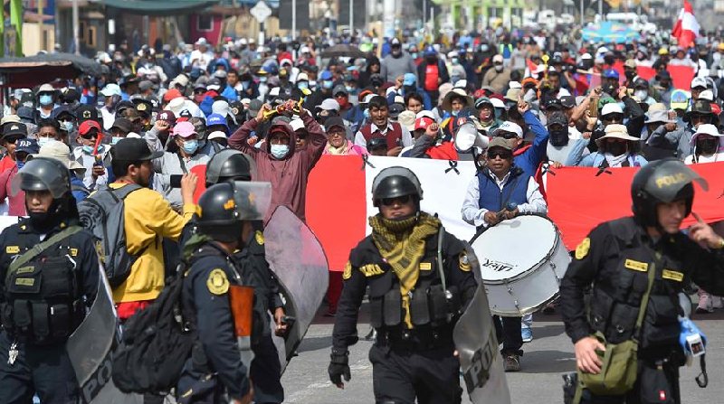 Manifestantes marchan hoy, en contra del Gobierno de la presidenta Dina Boluarte, en las calles de la ciudad de Arequipa (Perú). Foto: EFE