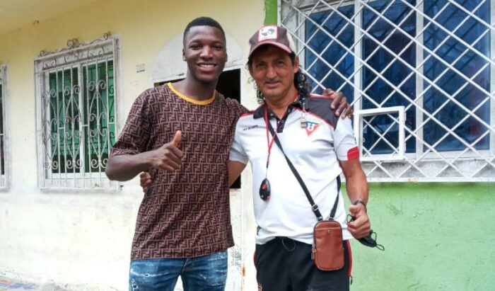 Moisés Caicedo (izq.) con Iván Guerra, el entrenador que lo formó en su adolescencia en Santo Domingo de los Tsáchilas. Foto: Cortesía Iván Guerra