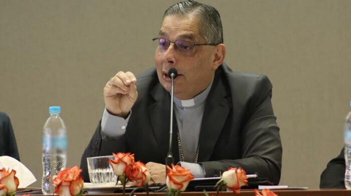 El arzopispo de Quito, Alfredo Espinoza, negó haber emitido un pronunciamiento por la consulta popular. Foto: Facebook Arquidiócesis de Quito