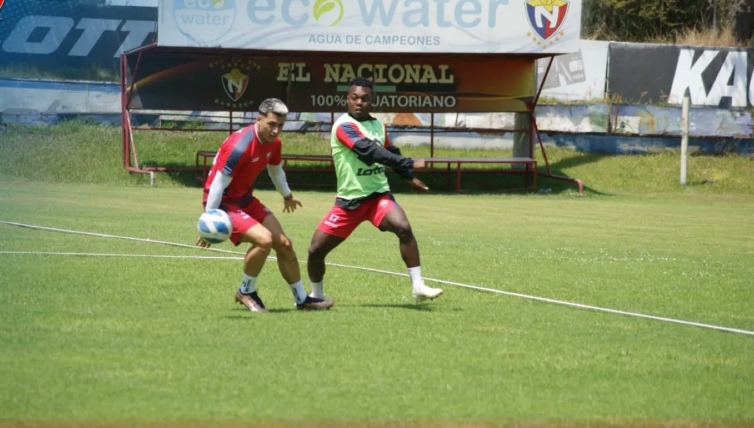 Jugadores de El Nacional durante un entrenamiento. El club solo juega con ecuatorianos. Foto: Cortesía El Nacional