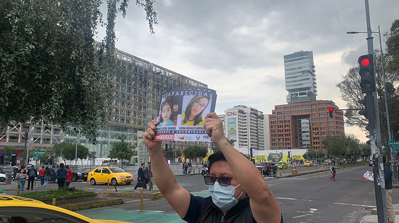Una persona sostiene un cartel de búsqueda de Natalia Ojeda y su hija Sabina. Foto: Twitter @vivianaerz
