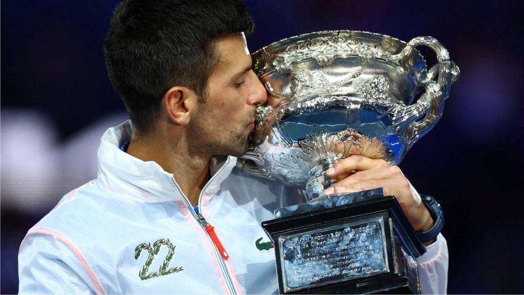 Novak Djokovic festeja con el trofeo del Grand Slam de Australia. Ganó la décima edición de este torneo y el 22 en su carrera. Foto: EFE