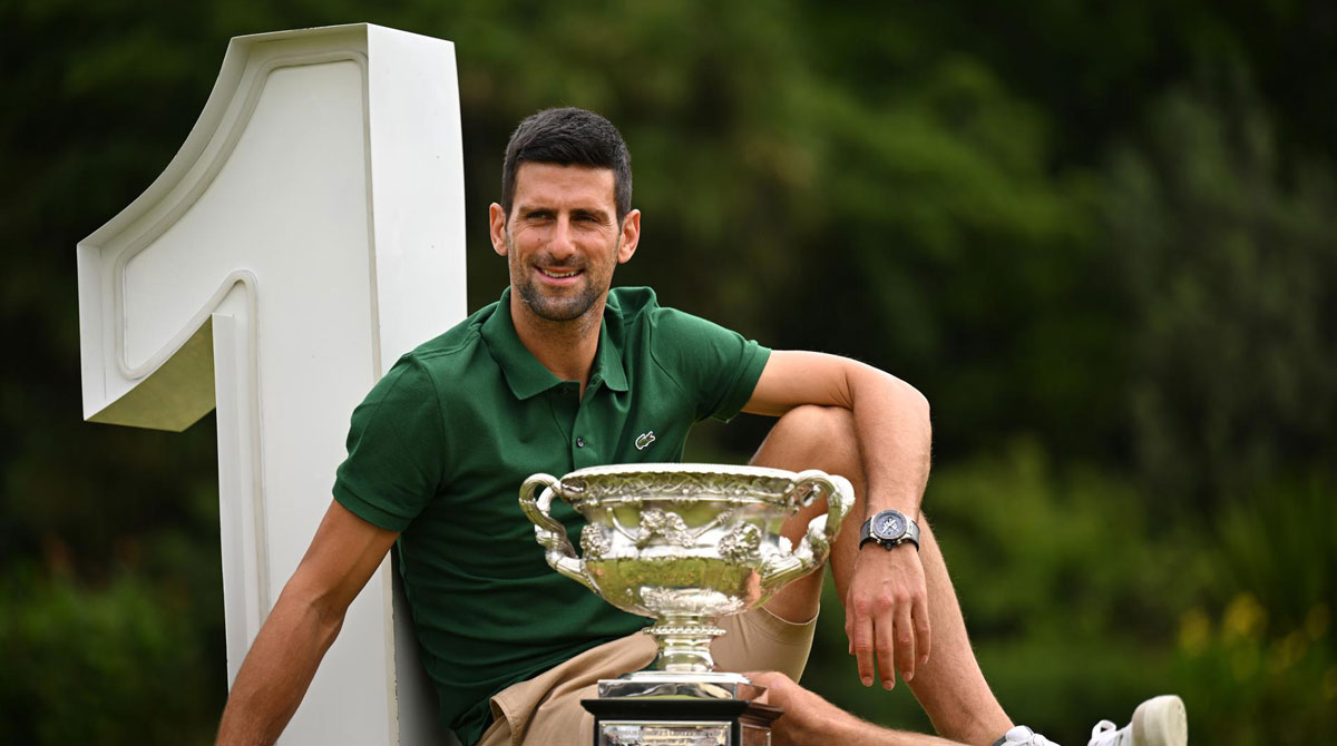 Novak Djokovic mientras posa con el trofeo del Abierto de Australia. Foto: EFE