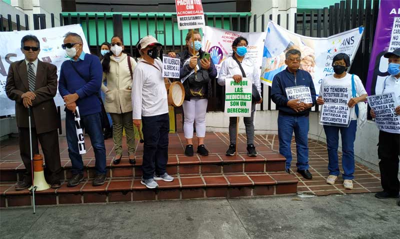 En un plantón afuera del edificio Zarzuela del IESS, en el centro-norte de Quito, pacientes reclamaron la persistente falta de medicamentos e insumos. Foto: EL COMERCIO