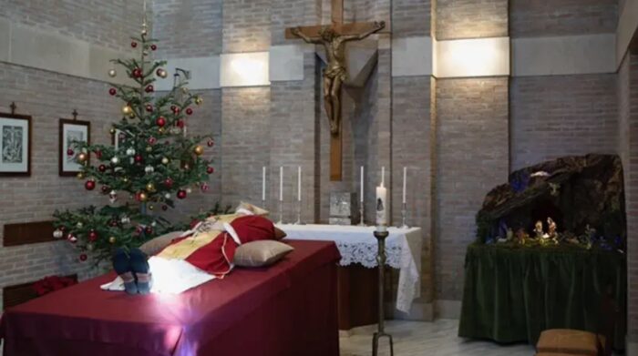 Primeras imágenes de los restos mortales del papa emérito Benedicto XVI. Foto: Vatican Media