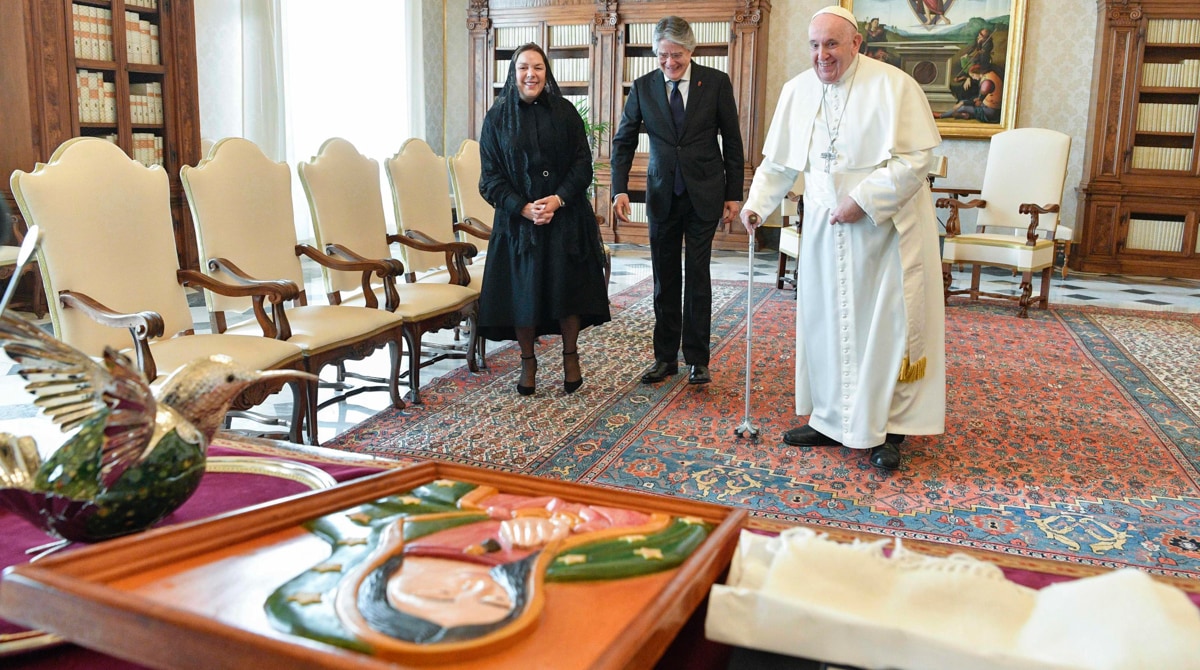 El presidente Guillermo Lasso, acompañado por su esposa María de Lourdes Alcívar, se reunió con el papa Francisco en el Vaticano. Foto: EFE