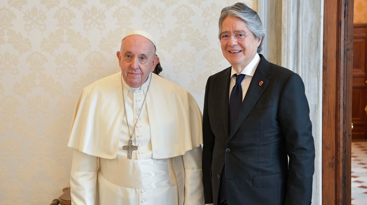 El papa Francisco (I) y el presidente de Ecuador, Guillermo Lasso Mendoza, en el Vaticano. Foto: EFE