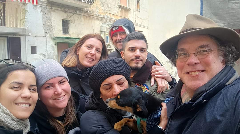 Voluntarios de Nápoles salieron a la calle para encontrar a Peppinielo, un perro de poco más de 3 kilos, abandonado tras la muerte de su dueño. Foto: EFE
