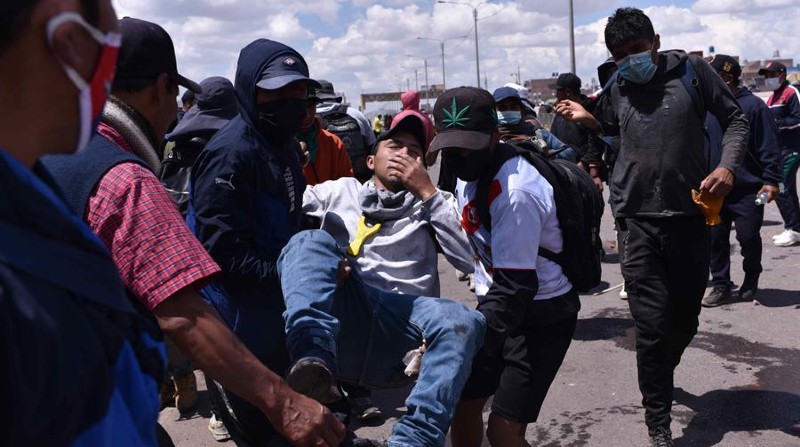 Un herido por los enfrentamientos entre los manifestantes y la policía es trasladado para ser atendido en Juliaca (Perú). Foto: EFE