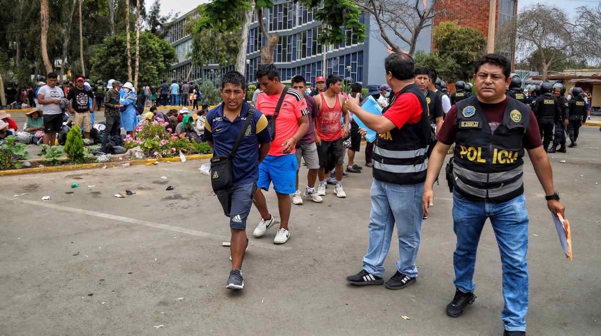 Integrantes de la Policía Nacional de Perú (PNP) escoltan a un grupo de personas detenidas en el campus de la Universidad Nacional Mayor de San Marcos (UNMSM) este 21 de enero de 2023, en Lima (Perú). Foto: EFE
