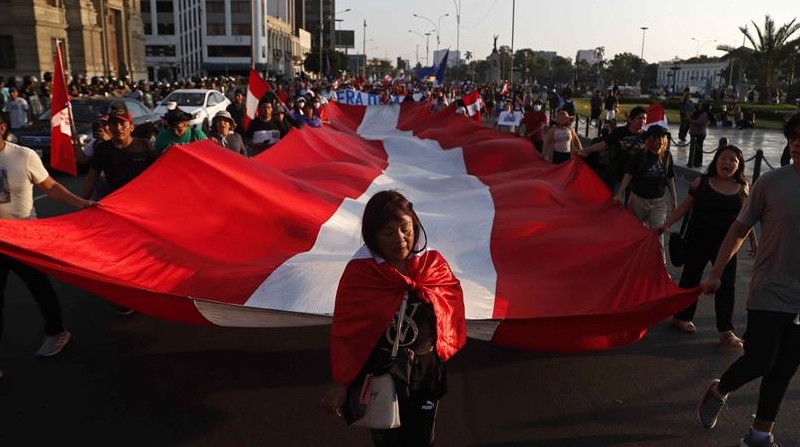 Decenas de personas participan en una marcha antigubernamental, en Perú, en una fotografía de archivo. Foto: EFE