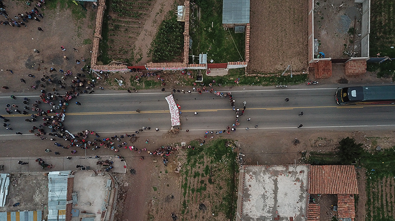 Un grupo de personas bloquean las carreteras en Perú. Foto: EFE